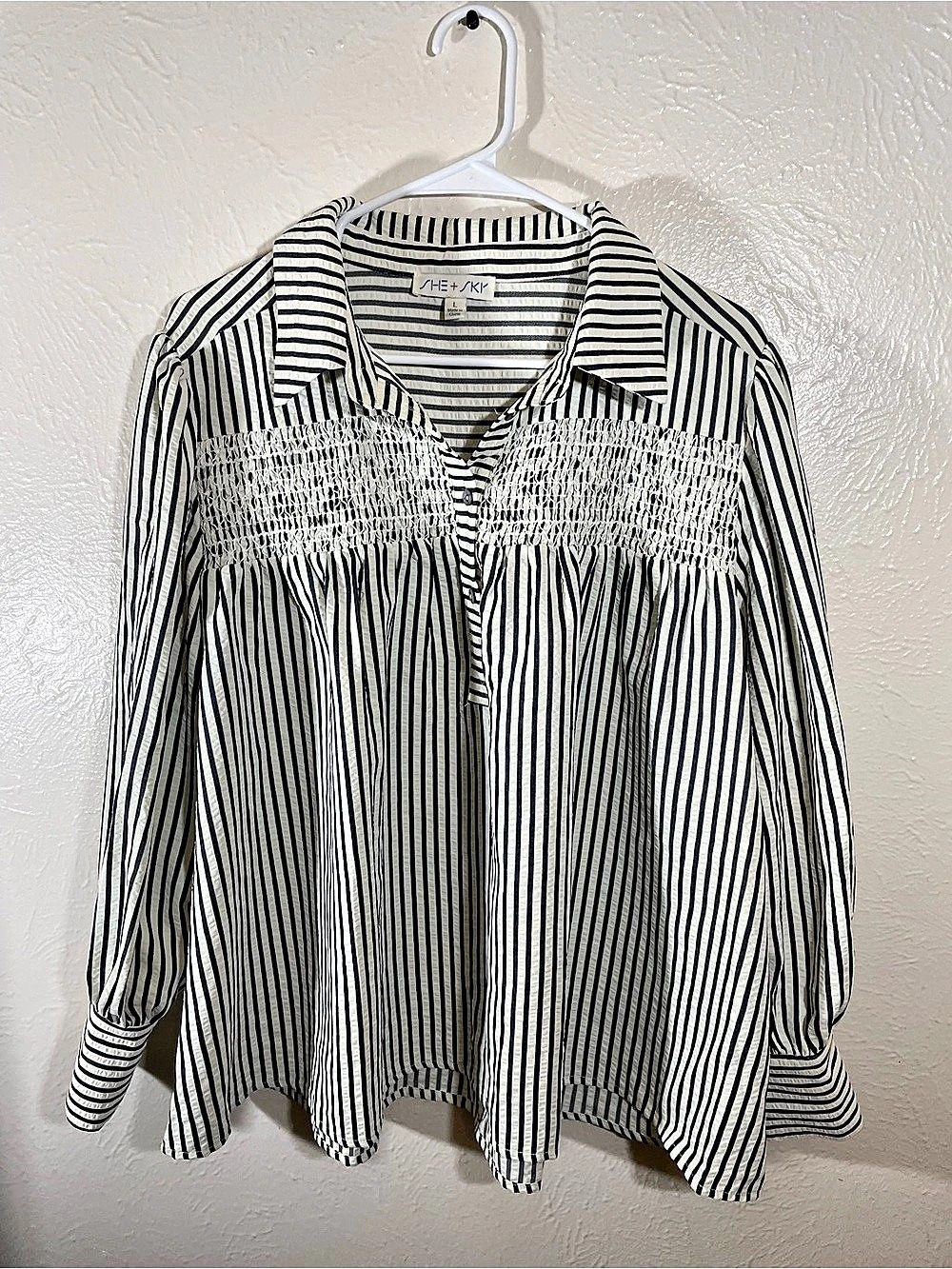 She + Sky Striped Button Front Top in White & Blue Size Large Like New